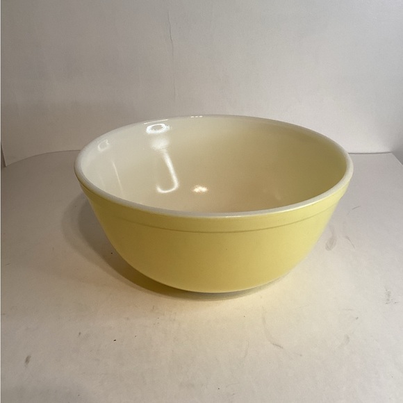 Yellow and White Pyrex  Mixing Bowl 2 1/2 quarts - Picture 1 of 5